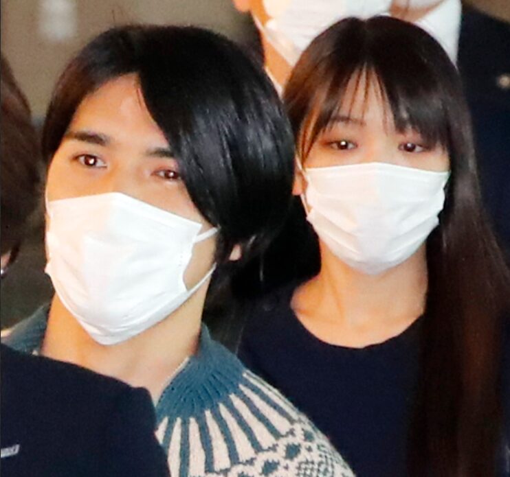 室眞子さん圭さん　空港で